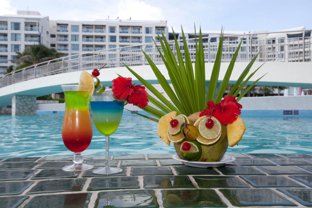 Drinks at the Pool Bar at the Westin Lagunamar Ocean Resort
